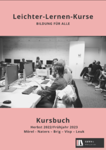 Das Cover vom Kursbuch der Leichter-Lernen-Kurse Herbst und Frühjahr 2022 2023 zeigt Personen aus dem vergangenen Computerkurs an Bildschirmen sitzend am Arbeiten