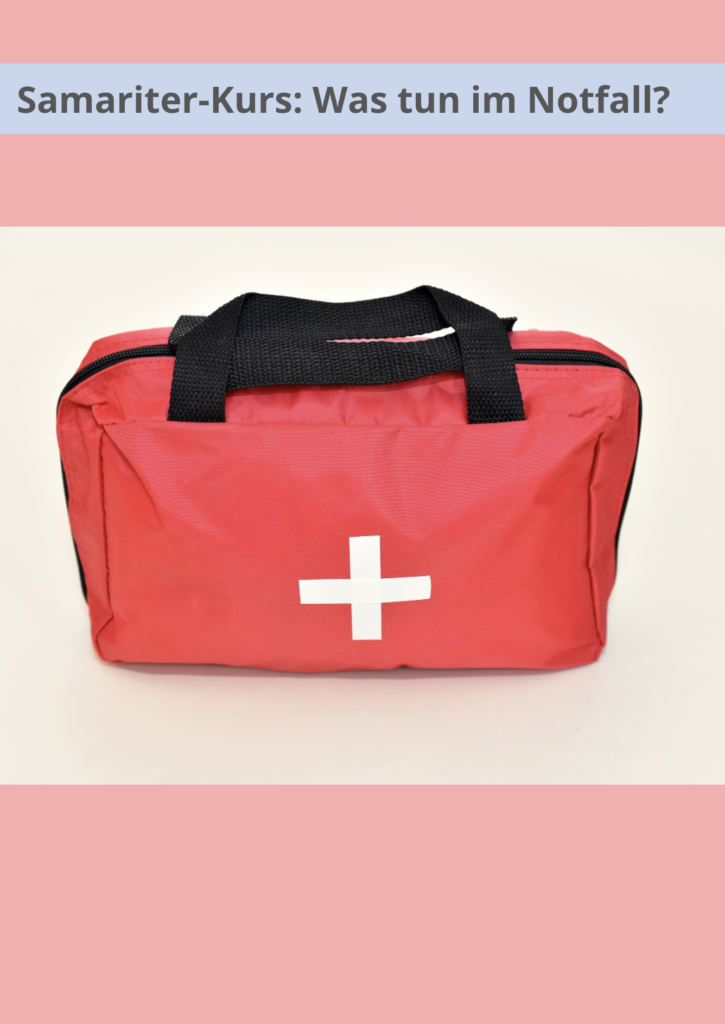 Titel Samariterkurs: Was tun im Notfall? Auf dem Bild ist eine rote Notfalltasche mit einem weissen Kreuz dargestellt.