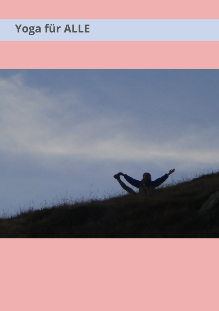 Titel: Yoga für alle! Auf dem Foto ist eine Person zur blauen Stunde in der Natur auf einem Hügel eine Yoga-Übung am Machen. Im Hintergrund sieht man den dunkelblauen Himmel.