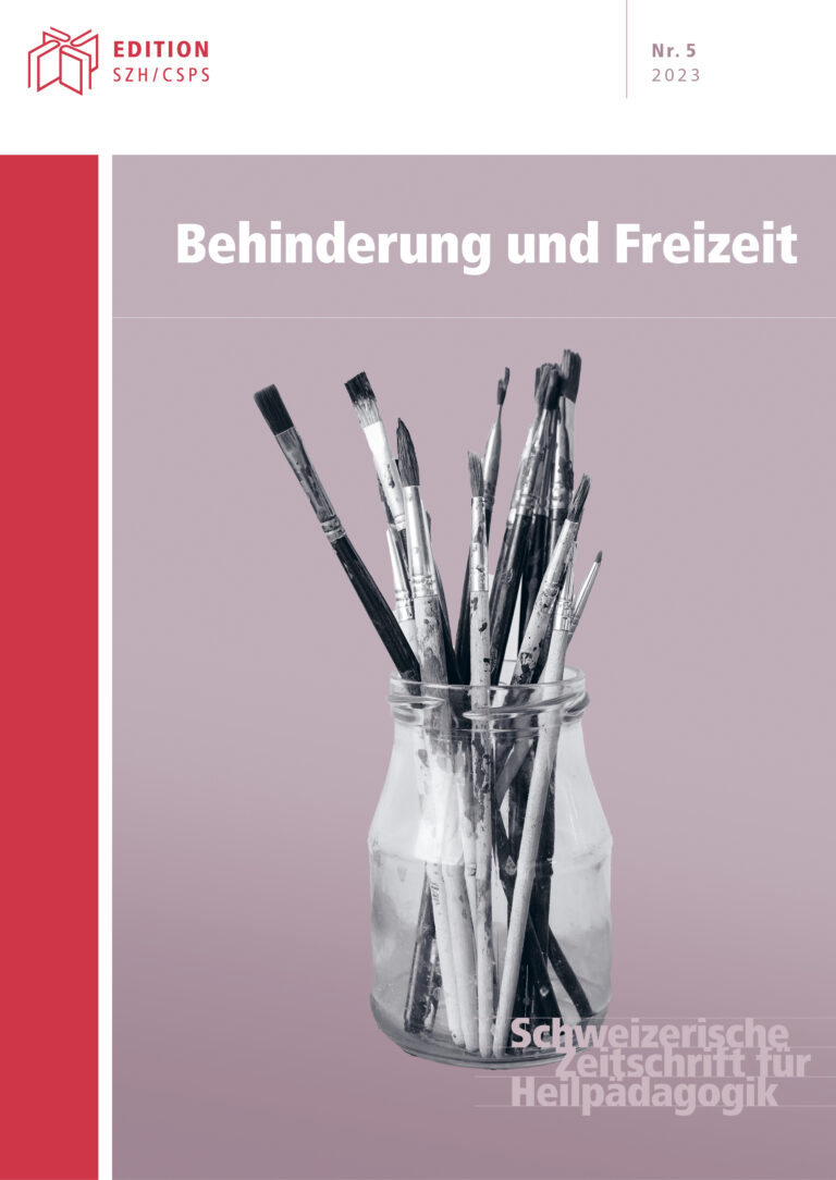 Cover der Sommerausgabe 2023 der Schweizerischen Zeitschrift für Heilpädagogik. Titel: Behinderung und Freizeit. Auf dem Bild ist ein Glas mit Pinseln. Hinter dem Bild ist der Link zum PDF-Artikel über ERWOplus mit dem Titel Erwachsenenbildung zugänglich machen.