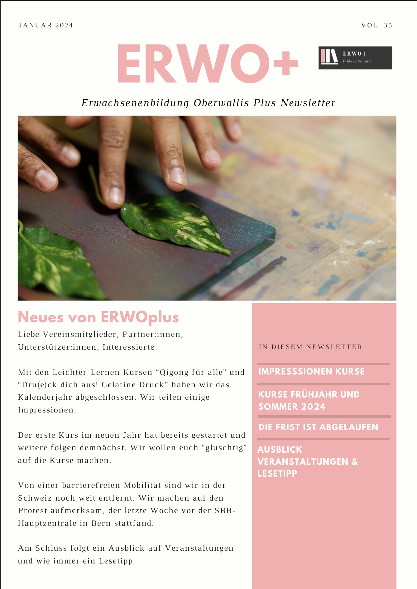 Das Coverbild des Newsletters Januar 2024 zeigt zwei Hände, die Blätter auf eine Gelatineplatte legen. Über das Bild gelangt man zum verlinkten PDF des Newsletters.
