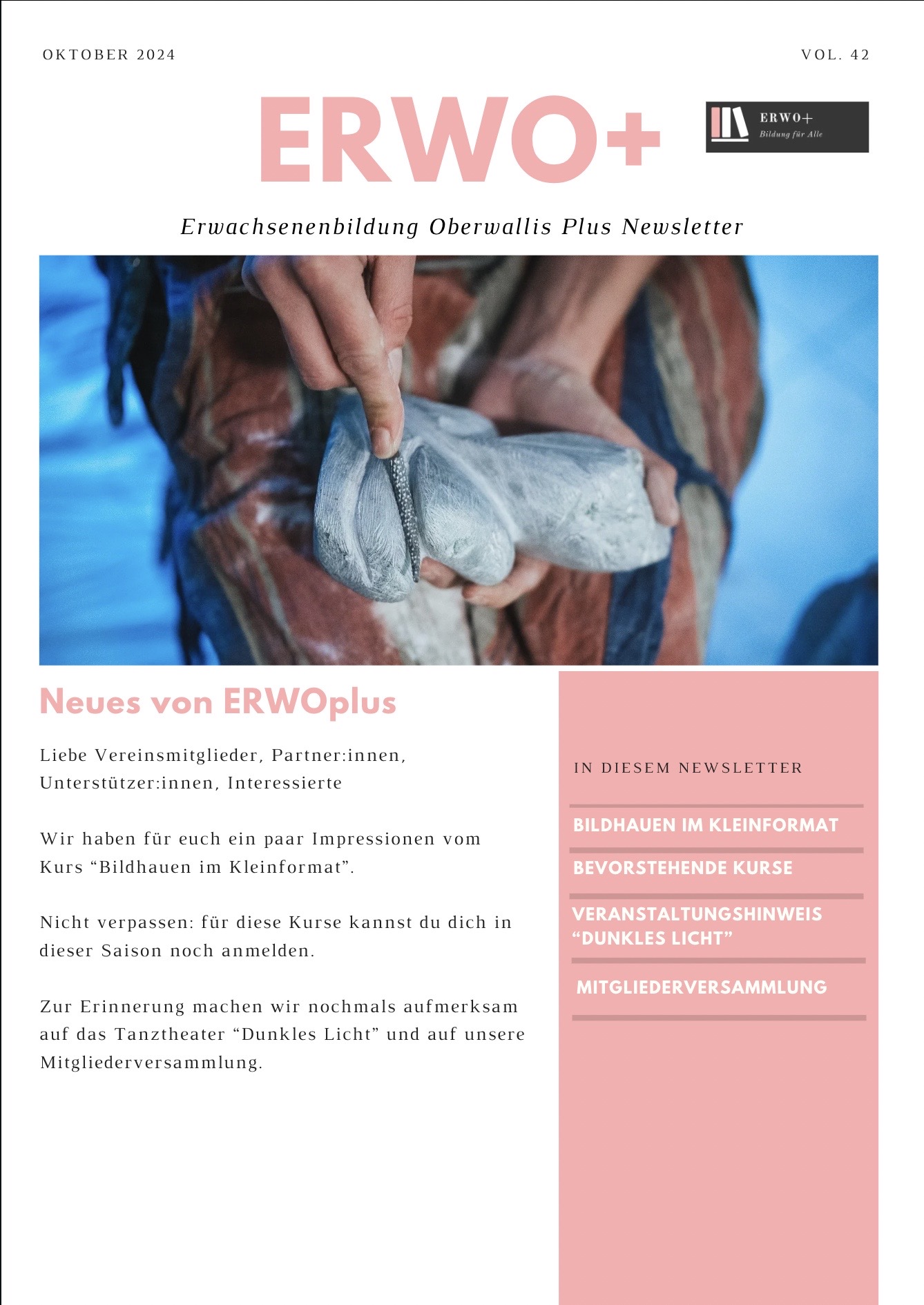 Coverbild des Newsletters Oktober 2024. Zu sehen ist neben dem Editorial ein Foto von einer Person, die auf ihrem Schoss einen Speckstein mit bearbeitet.
