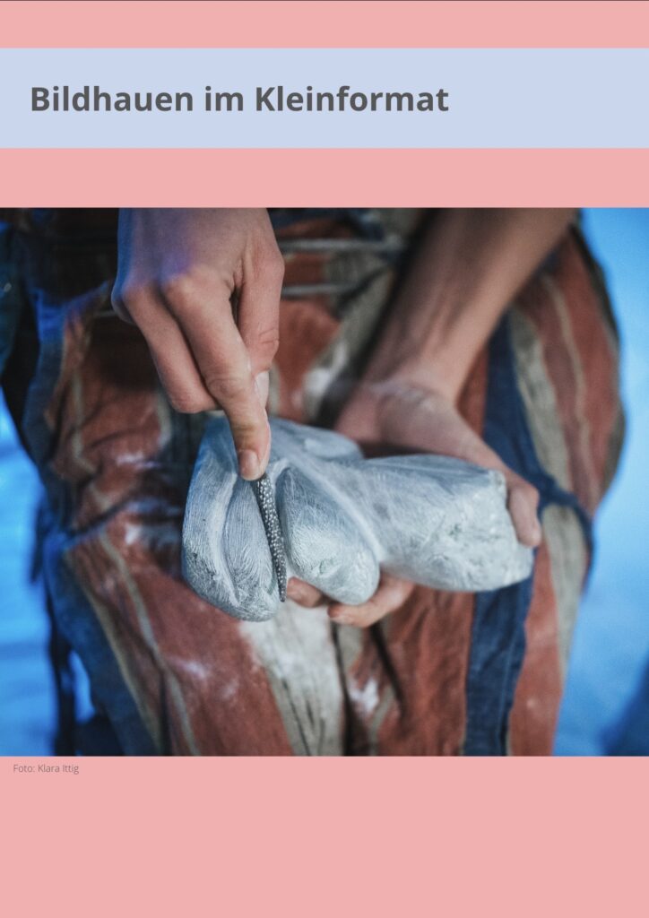 Cover Bildhauen im Kleinformat. Abgebildet ist eine Person, die einen Stein auf ihrem Schoss schleift.