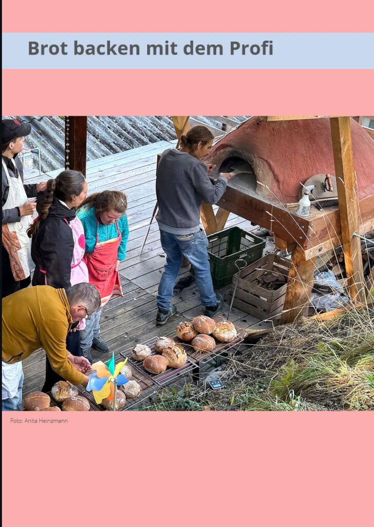 Illustration Foto Brotbackkurs. Personen stehen um einen Lehmofen, während eine Person Brot in den Lehmofen schiebt.