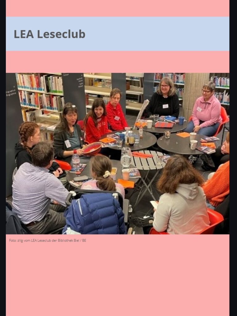 Illustration Foto Lea Leseclub. Personen sitzen um einen Tisch in einer Bibliothek mit Büchern, Essen und Trinken und reden miteinander.