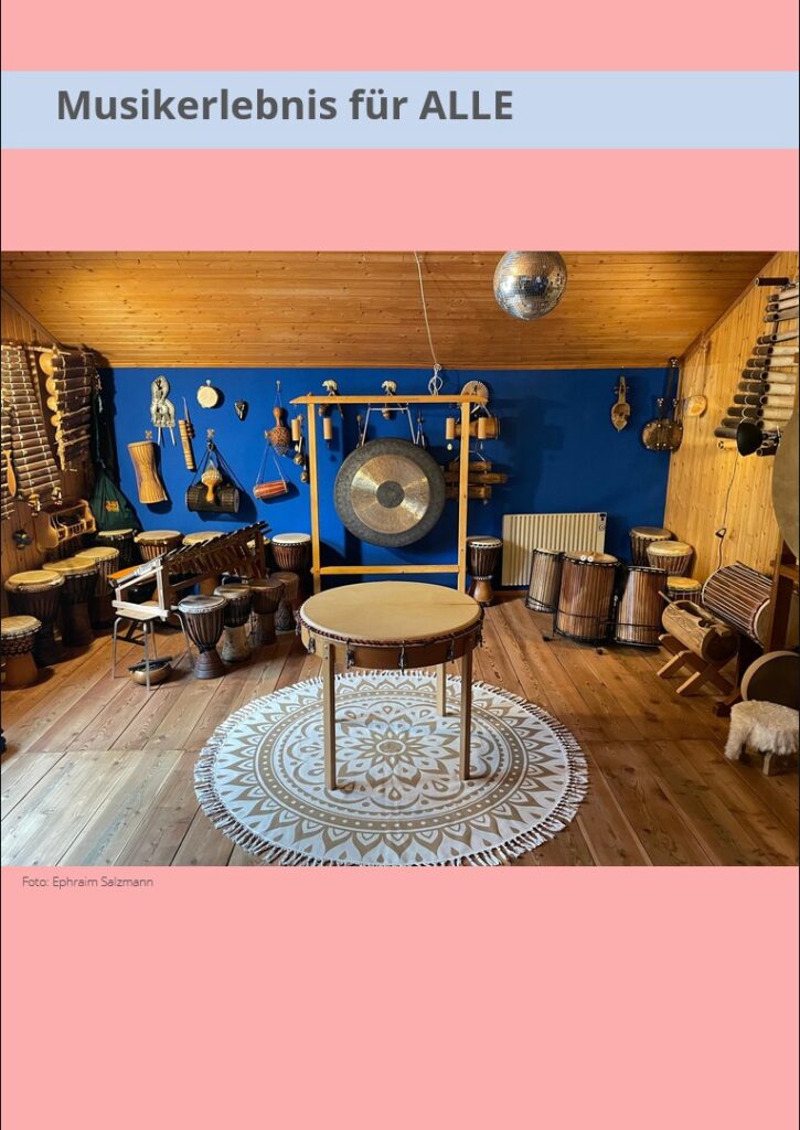 Illustration Kurs Musikerlebnis für ALLE. Auf dem Bild sind viele Schlaginstrumente und ein Gong in einem Raum abgebildet.