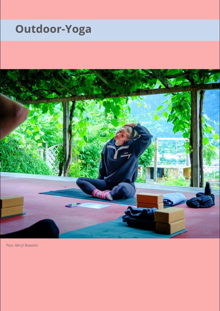 Illustration Kurs Outdoor-Yoga. Die Yogalehrerin zeigt im Freien eine Yogaübung.