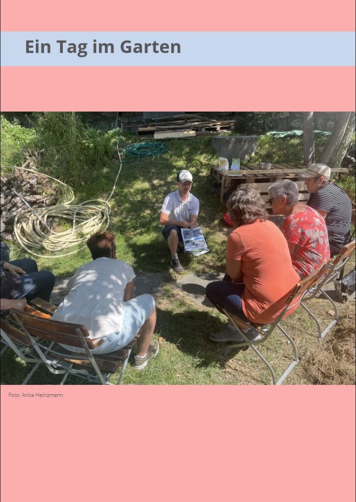 Illustration Foto Kurs Ein Tag im Garten. Die Personen sitzen auf Stühlen im Garten während der Kursleiter mit einem Bild etwas erklärt.