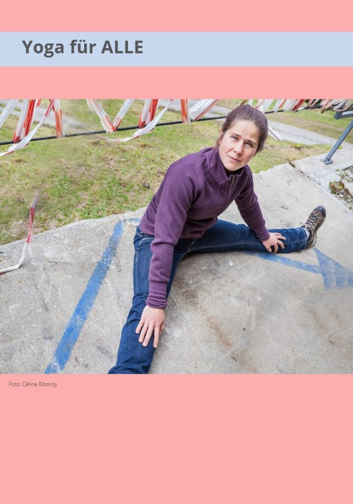 Illustration Foto Yoga für ALLE. Die Yogalehrerin sitzt in einem Spagat auf dem Boden.